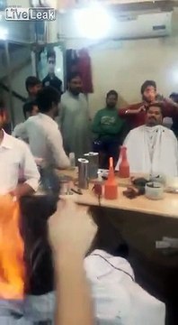 Ce coiffeur indien te crame les cheveux... Bizarre comme technique