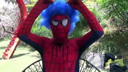 Hombre araña y Hulk vs batman play stabbing pirate game ! superhéroe divertida en la vida real