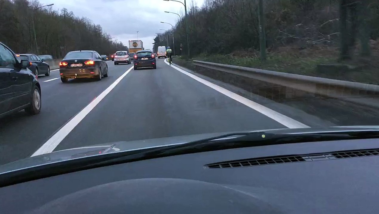 Un cycliste déambule sur le ring de Bruxelles!