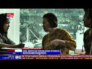 Akil Mochtar Dikunjungi Istri