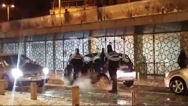 Të rinjtë sulmojnë me topa bore makinën e Policisë, efektivi del si Van Dami dhe...