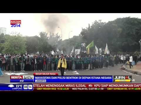 Mahasiswa dan Polisi Bentrok di Depan Istana Negara