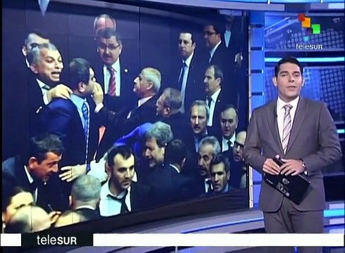 Enfrentamientos entre parlamentarios turcos por reforma constitucional