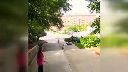 Yaptığı hareketlerler futbolculara taş çıkarttı