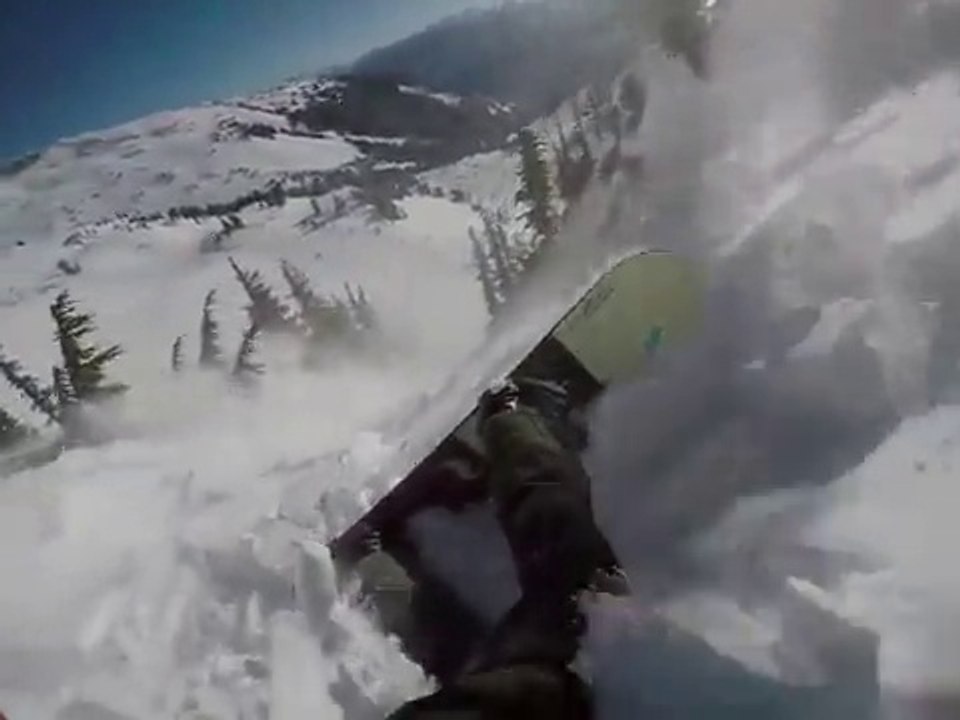 Images d'un snowboardeur pris dans une avalanche !