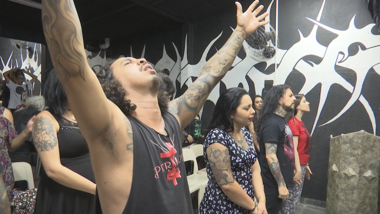 Iglesia dicta la palabra de Dios a ritmo de Heavy Metal