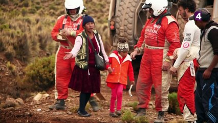 La famille Amor et leur Toyota dans un trou