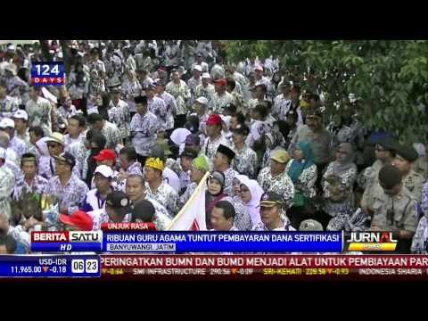 Ribuan Guru Berdemo di Kantor Kemenag Banyuwangi