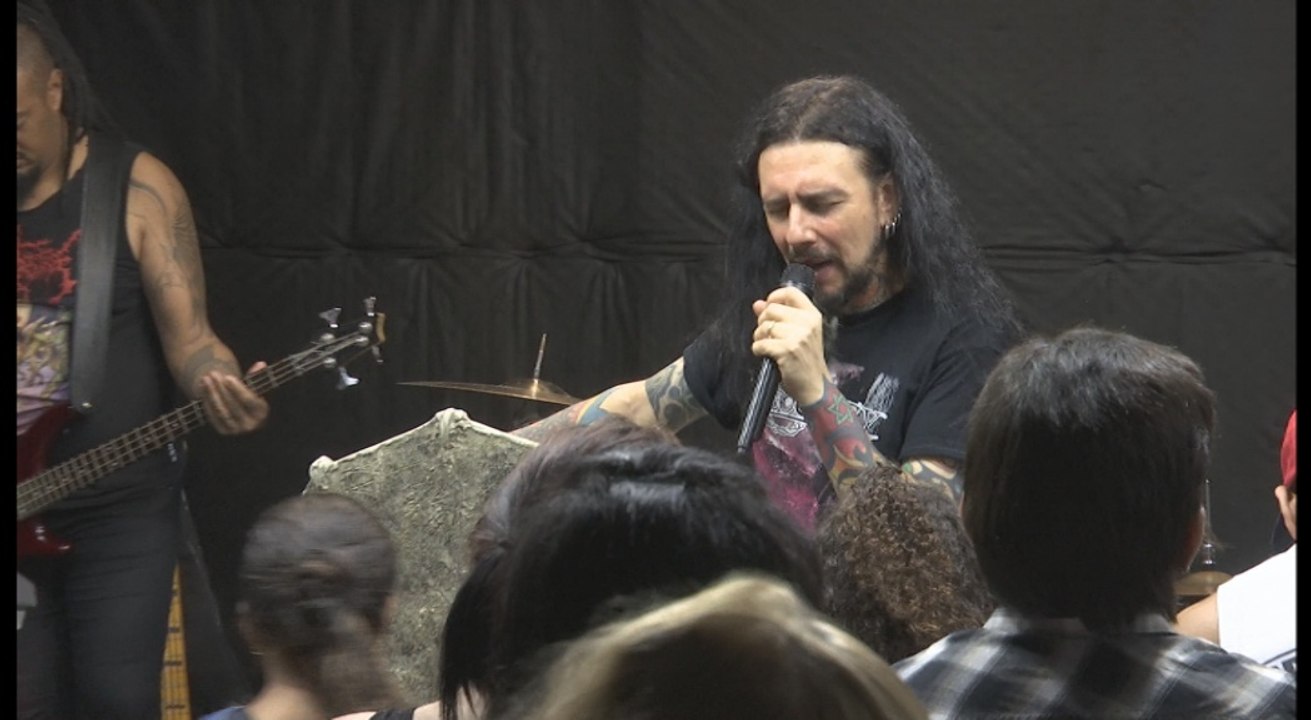 A ritmo de Heavy Metal, la iglesia Crash Church habla de la plabra de Dios