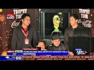Foto Bersama Trofi Piala Dunia