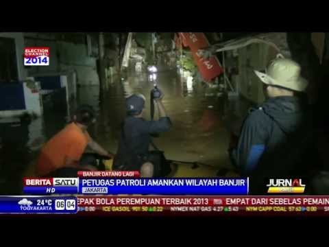 Tim SAR Evakuasi Korban Banjir Petamburan