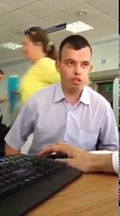 Чувак берёт кредит в банке)))