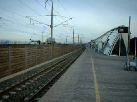 PAssage d'un TGV à pleine vitesse Gare AVIGNON TGV