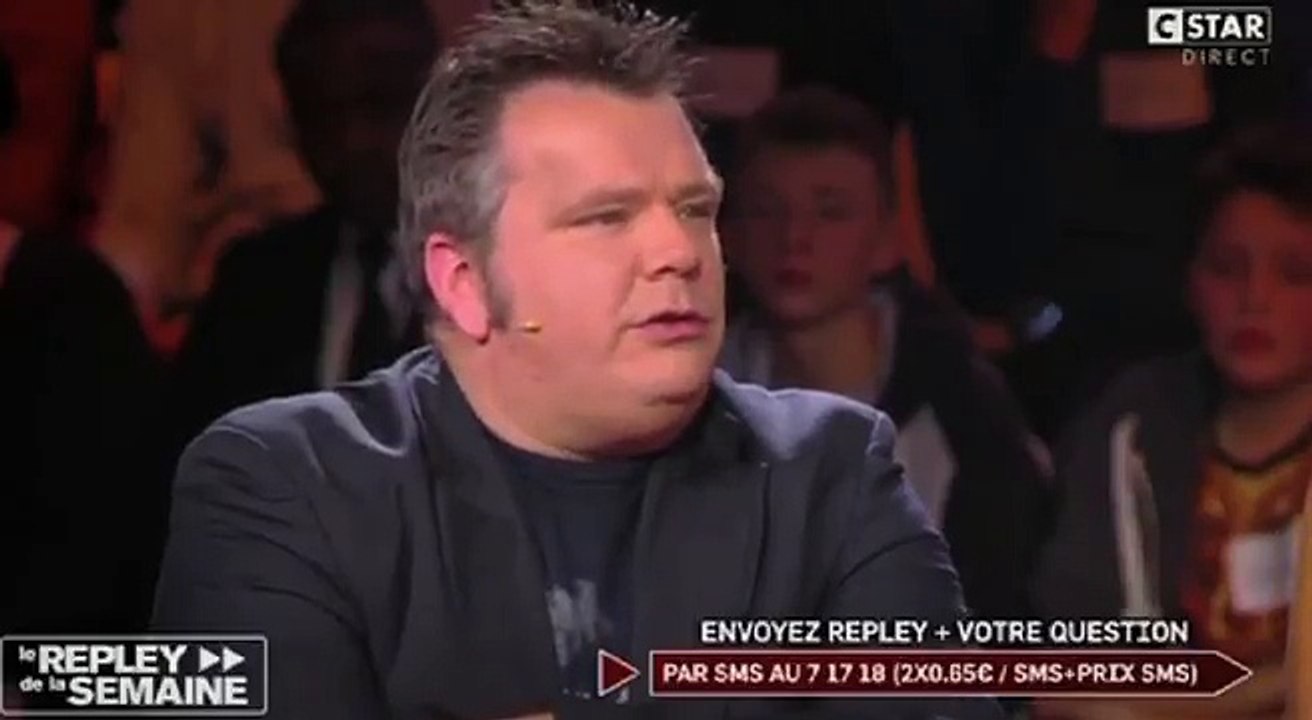 Un stagiaire fait une énorme bourde lors de l'émission Replay