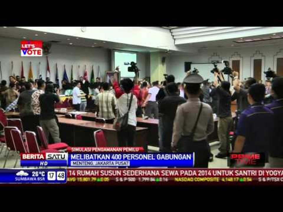 Polisi Simulasi Atasi Kerusuhan di Kantor KPU