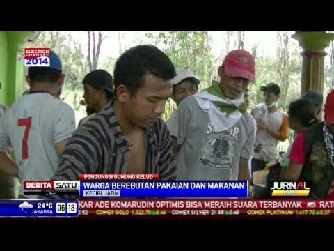 Terdampak Erupsi, Warga Desa Lahar Pang Berebut Baju Bekas