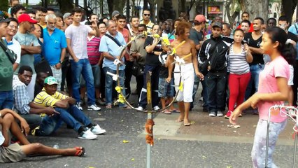 HOMBRE QUE DESAFIA LOS CUCHILLOS