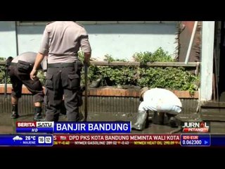 Warga Bima Dibantu Aparat Bersihkan Lumpur Sisa Banjir