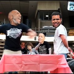 Las galletas a Robertico por parte de los interpretes urbanos HUMOR CREATIVO