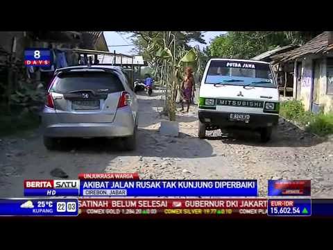 Warga Cirebon Tanam Pohon di Jalan Rusak