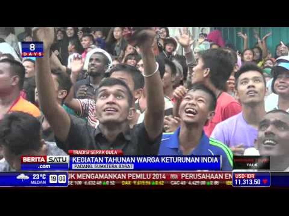 Warga India di Padang Gelar Tradisi Serak Gula