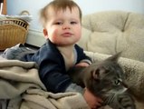 Bebeğin kedi sevgisi