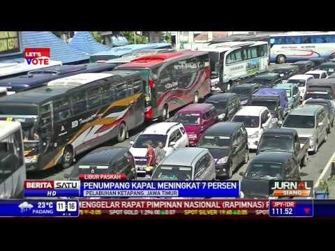 Antrean Bus dan Mobil Pribadi Mengular di Pelabuhan Ketapang