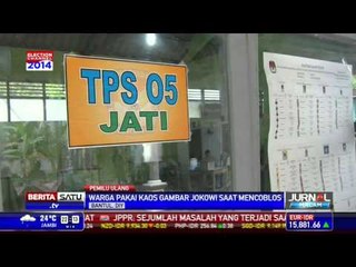 Warga Pakai Kaus Bergambar Jokowi Saat Mencoblos