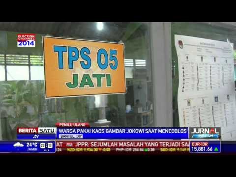 Warga Pakai Kaus Bergambar Jokowi Saat Mencoblos