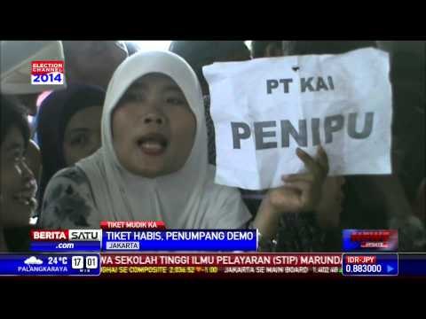 Stasiun Pasar Senen Didemo Ratusan Calon Pemudik Lebaran