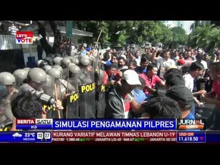 Polisi dan Demonstran Gelar Simulasi Bentrok di KPU