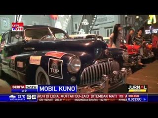 Puluhan Mobil Kuno "Mejeng" di Kota Lama
