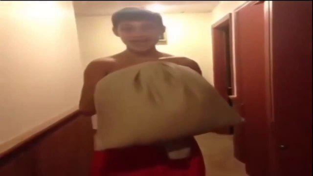 Смешной прикол с девушкой в постели (пацык красава поиздевался на славу над своей девушкой)