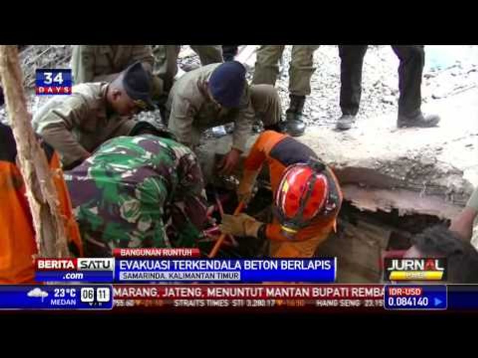 Evakuasi Korban Bangunan Roboh di Samarinda Ter...