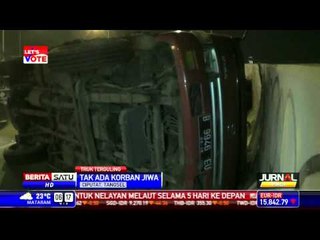 Brak! Truk Bermuatan Kayu Terguling di Flyover Ciputat