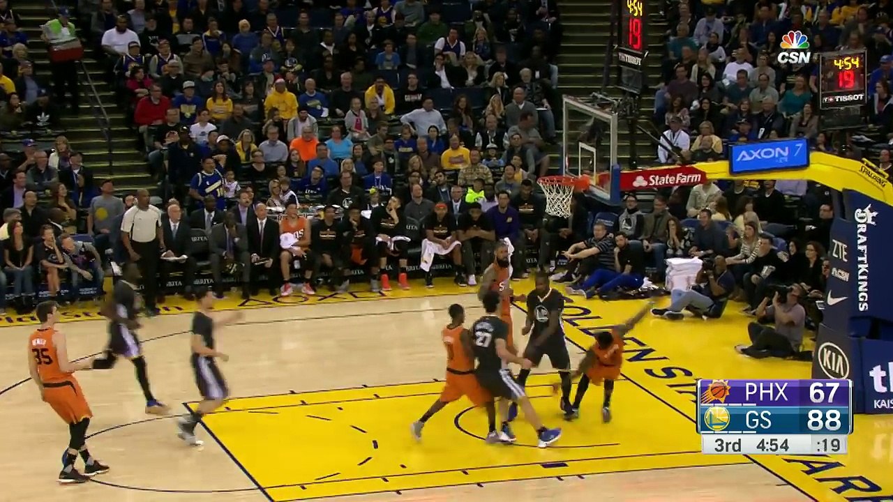 Kevin Durant's Block Leads to a Steph Curry 3 l 12.03.16-BKuZlRKjCXM