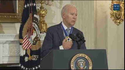 Biden recibe por sorpresa la Medalla de la Libertad de EEUU