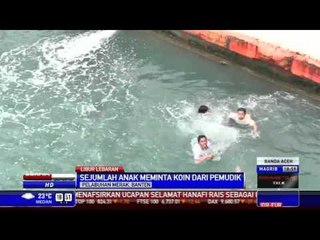 Mencari Rejeki dari Uang Koin Penumpang Kapal