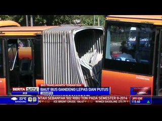 Bus Gandeng Transjakarta Terbelah Dua