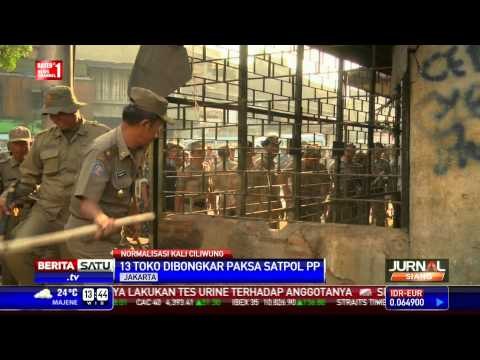 Belasan Toko di Bantaran Kali Ciliwung Dibongkar Paksa