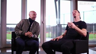 Zlatan Ibrahimovic, interviewé par Thierry Henry, invite Paul Pogba à les rejoindre devant la caméra