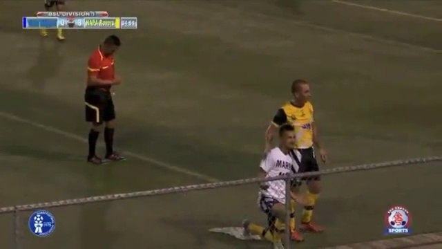 Il marque sur une bicyclette incroyable puis demande sa copine en mariage et se prend un carton