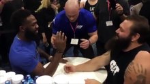 Bras de Fer : le gros défi de Jon Jones d’affronter un "powerlifter"