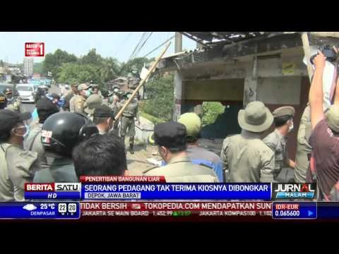Satpol PP Kota Depok Robohkan Bangunan Liar di Atas Trotoar