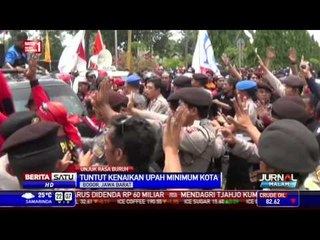 Dua Massa Aliansi Buruh Saling Serang Saat Demo