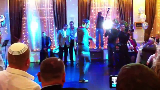 ПРИКОЛЬНЫЕ ТАНЦЫ НА СВАДЬБЕ СМЕШНО ТАНЦУЕТ