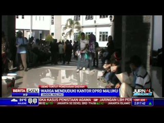 Ratusan Warga Duduki Kantor DPRD Maluku Tengah
