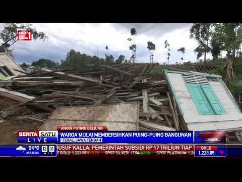Warga Tegal Korban Puting Beliung Bersihkan Reruntuhan Rumah