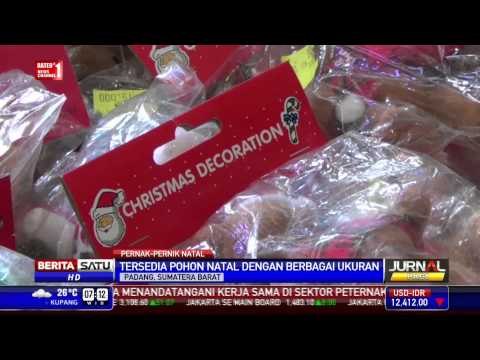 Penjual Pernak-pernik Natal di Padang Diserbu Pembeli