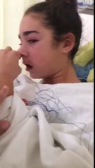 Elle cherche sa langue après une opération des dents... Vive l'anesthésie!